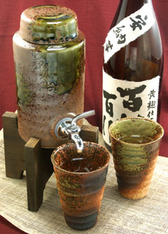 焼酎サーバーとカップ2個